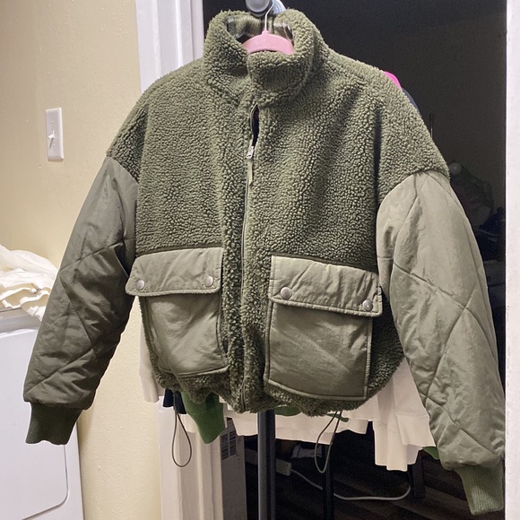 American Eagle Reversible Chill Puffer size small, color olive - Picture 5 of 8